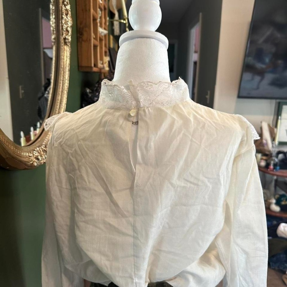 White lace blouse with embroidered face detail - Picture 6 of 8